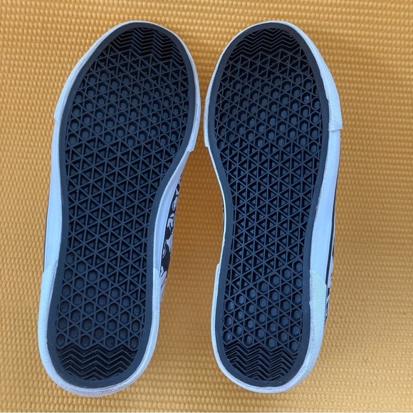 DISNEY Women’s size 8  Black White Mickey Head Tennis shoes - Picture 6 of 7